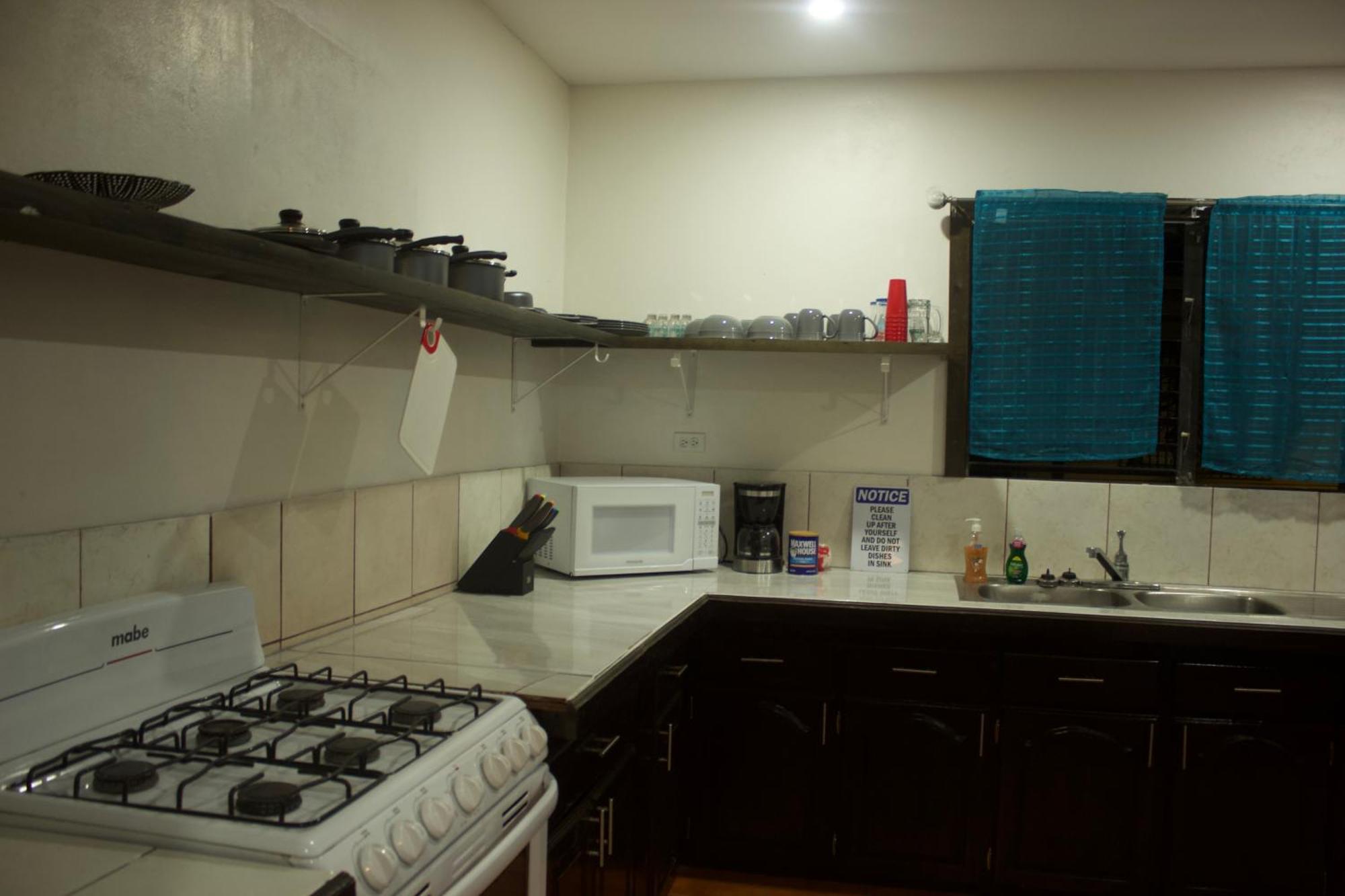 Travelart Backpackers Hostel Belize City Exterior photo